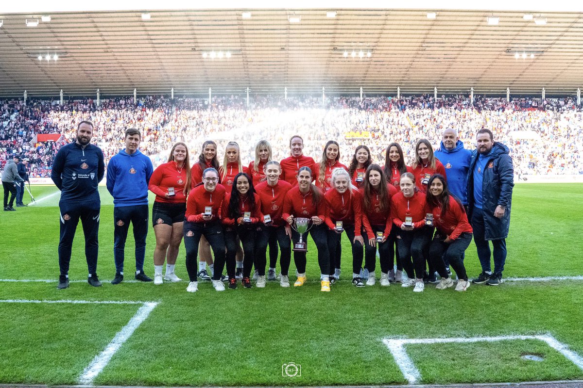 Lasses 👏🏻🏆

@safcwomen u23’s walked around the Stadium of Light pitch during the half time period. The were greeted with applause! Congrats lasses 🙌🏻 

#hawaythelasses 

@SunderlandAFC | #SAFC
