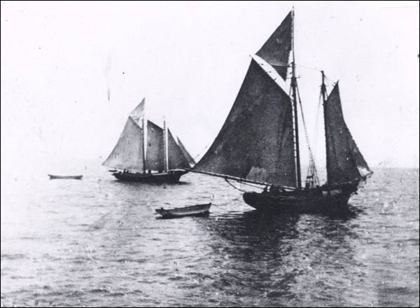 PMonty18's tweet photo. By the 1800s Newfoundland fisheries was heavily depleted by nearly 300 years of seasonal fisheries. This prompted the emergence of a new fishery on coast of Labrador to fish for weeks on end before returning to land their catch in the harbours of Newfoundland.#FishArchitecture https://t.co/NgTRFqFFWK