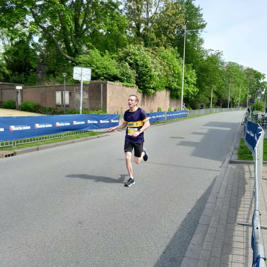 robdebos's tweet photo. Vandaag in en rond #Leeuwarden meegedaan aan de @LoopLeeuwarden halve marathon. Leuke loop en een leuke dag. Als 18de overall over de finish.  @loopmaatjes https://t.co/8USVMOmhLT