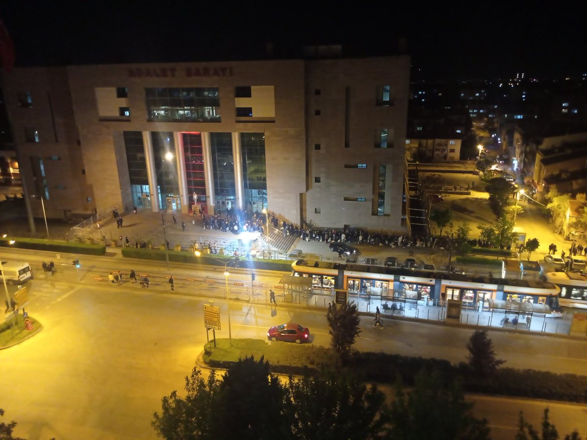 Veri girişi için bekleyen oylar var kimse sandıkları terk etmesin Eskişehir bekletiyorlar  ve hala oylar geliyor.