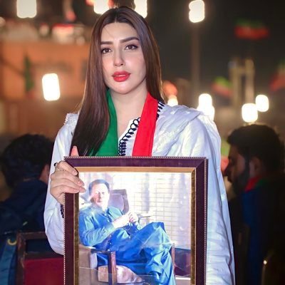 talisman_1984's tweet image. صنم جاوید @sanamkh22 طیبہ @tayyabaraja_ سمیت  بہت سے جانفدا کارکن ابھی تک حراست میں ہیں انکے لئے بھی آواز اٹھائیں
طیبہ کی بہنیں بھی انکےساتھ جیل میں ہیں اور ان کے والد کا انتقال ہو گیا ہے
پلیز انکی رہائ کے لئے ضروری اقدام کیے جائیں
@Hammad_Azhar 
@FaisalJavedKhan 
@ImranKhanPTI