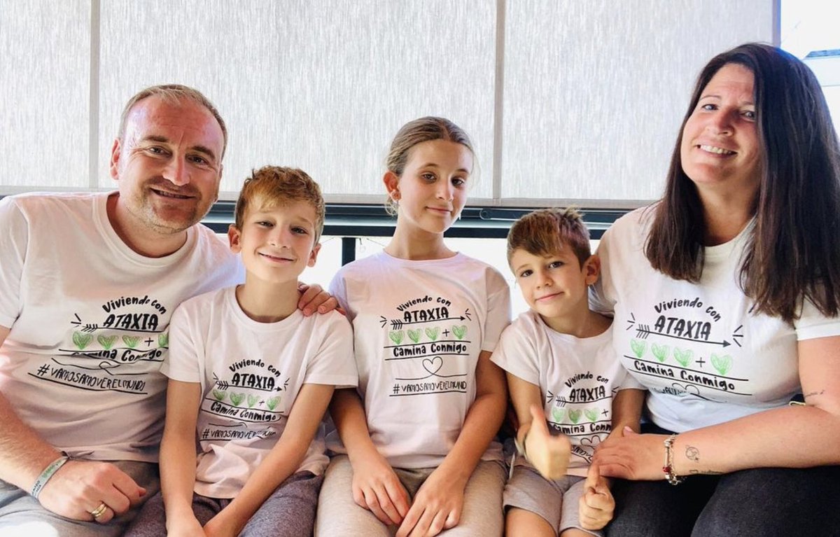 Os pido un minuto de atención y que os planteéis ayudar a estos tres niños de #Sevilla que sufren #AtaxiadeFriedreich. Tienen 15, 12 y 8 años. Su enfermedad es degenerativa (tienes info en <a href="/viviendoconata1/">@viviendo_con_ataxia</a>). Han encontrado un tratamiento experimental... 
- Sigue 👇