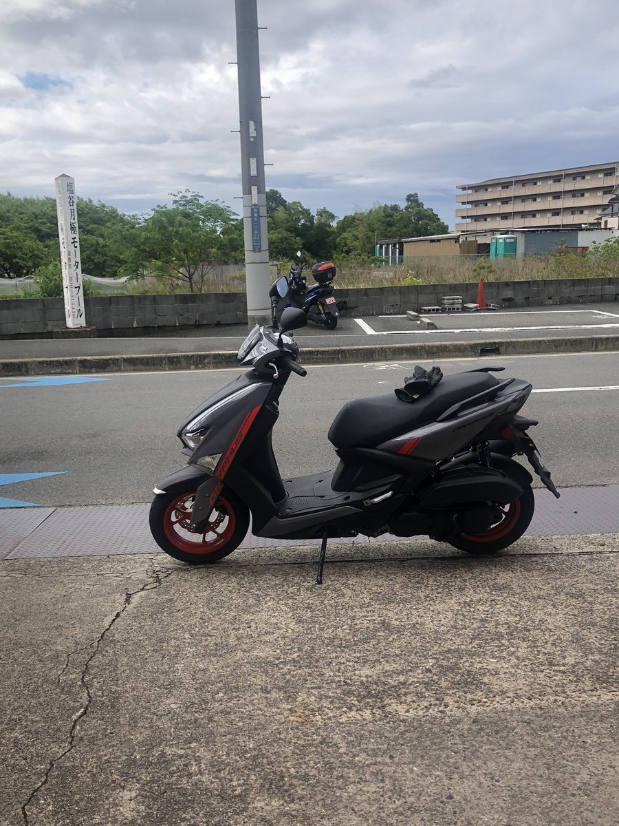 新しい愛車は、シグナスグリファスです。15年前に乗ってたV100以来の、スクーター。快適、静か、安定性が高く、単純にスゲーなと、目からウロコ状態です。VVA（可変バルブ機構）も楽しい。いやー、通勤が楽です。