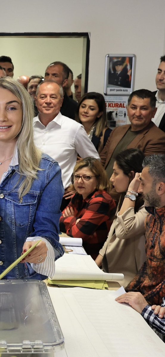 ssudemiio's tweet photo. @slayingflowers gömlekli abla akpli herhalde herkes çok mutlu bakmış bu tiksinerek https://t.co/oCmtFOFcS4