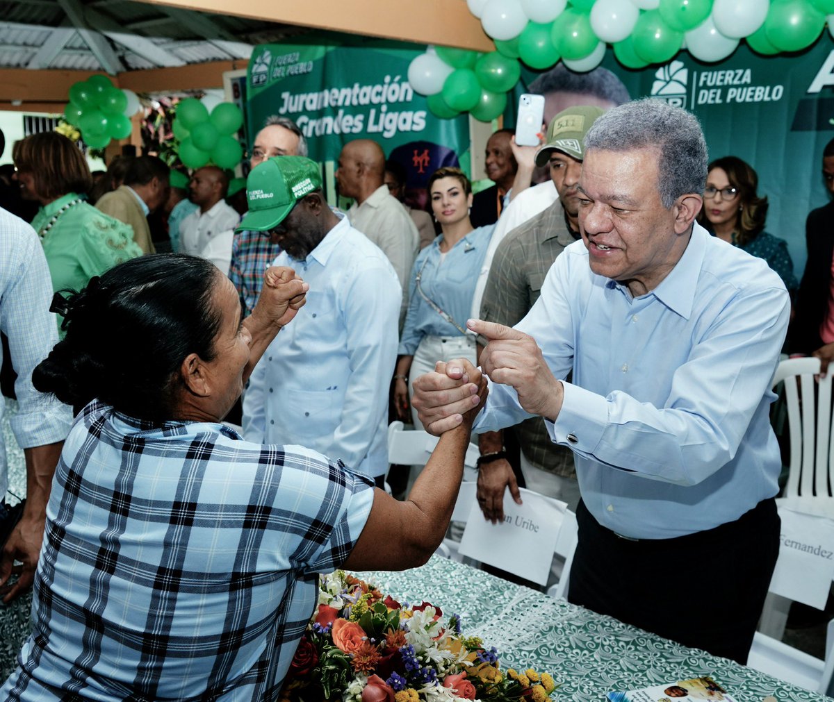 LeonelFernandez's tweet photo. Con la juramentación de grandes personalidades, dirigentes políticos y cientos de simpatizantes, cerramos con gran éxito nuestro recorrido de hoy en las provincias de Azua y  Peravia. 

#SeguimosCreciendo
#RumboADosMillones
#FuerzaDelPueblo https://t.co/WFK4jS0yGg