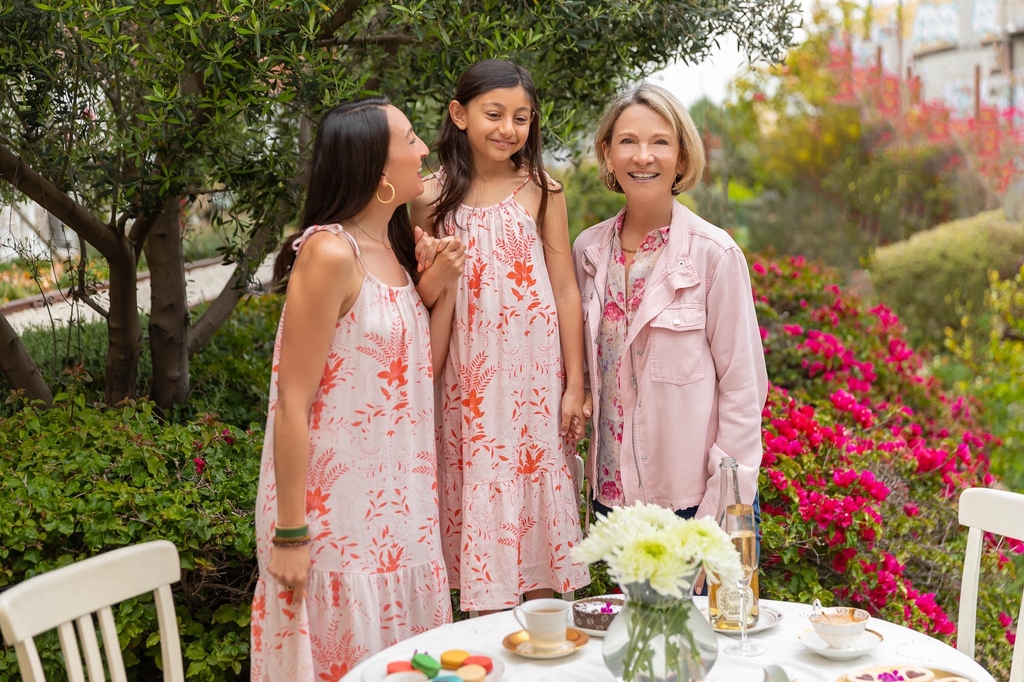 Wishing all the beautiful Moms out there a Happy Mother’s Day! Hope you know how loved and appreciated you are! 🌸🥂 

#velvetheart #velvetheartclothing #cheerstothemoms