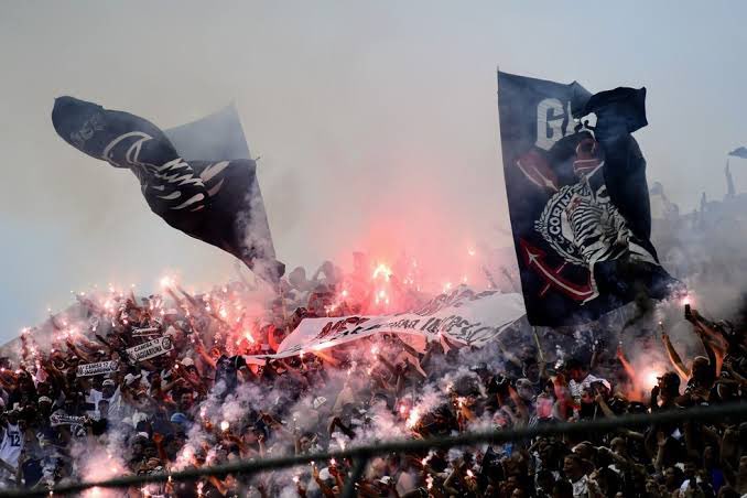 cortinasdoroubo's tweet photo. Telão da Arena: “Não, parem!” 

Torcida sem saber o que significa vírgula e começa cantar sem parar 👊 https://t.co/0FQpFlrnmD
