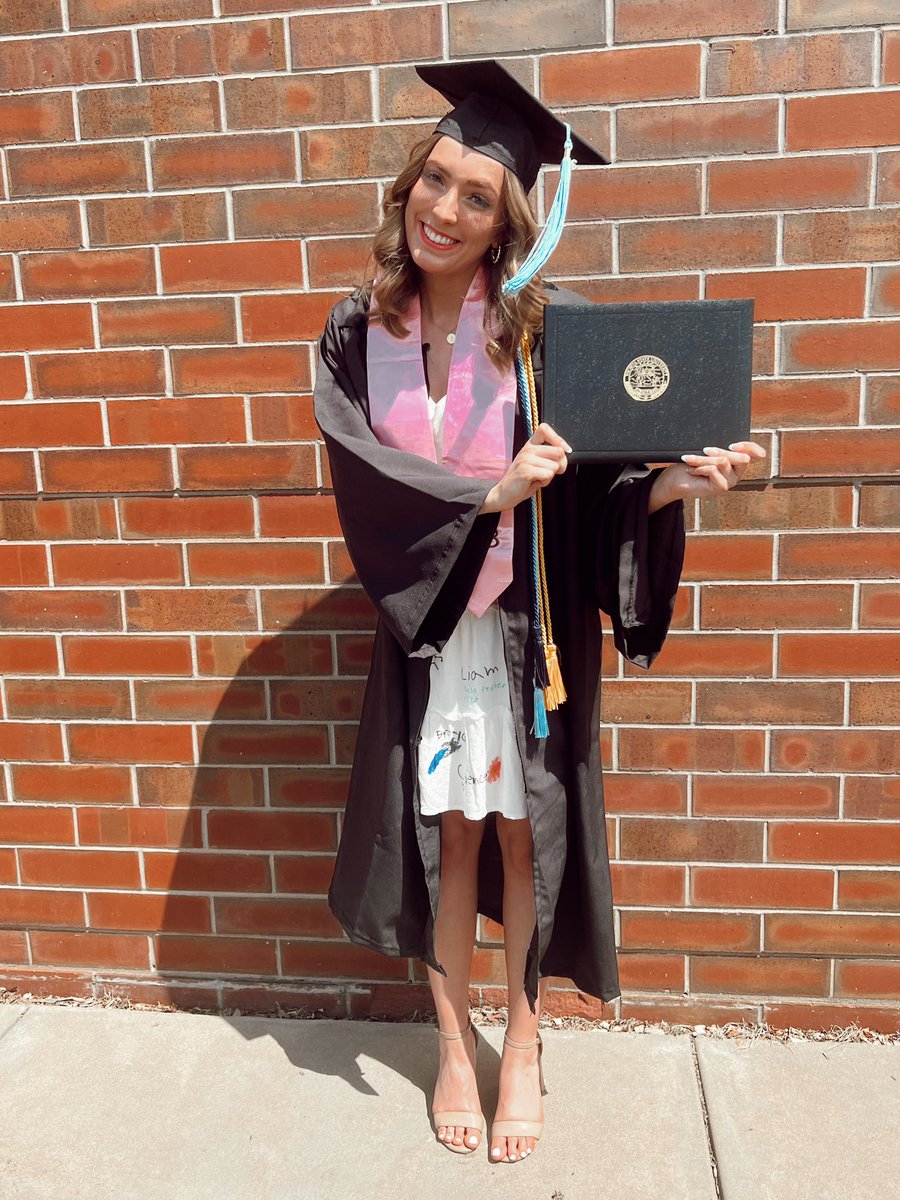 a_nesting's tweet photo. student -> teacher
one degree hotter 🖤🎓 https://t.co/tdd6EYZEco