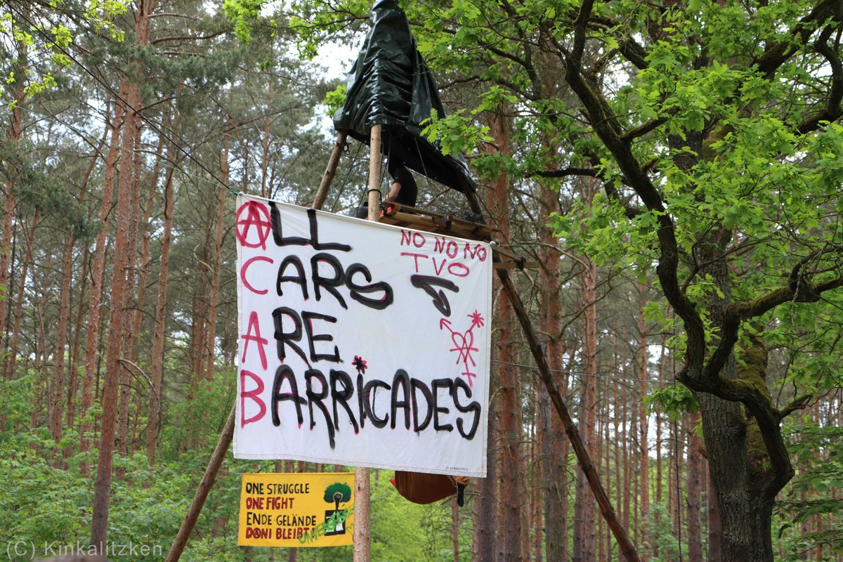 kinkalitzken's tweet photo. Die queer-feministische Besetzung der #Wuhlheide hielt sich über 24 Stunden und brach damit die #Berlin|er Linie. Rund 300 Menschen gingen auf die Straße und viele davon in den Wald, um @wuhlheidebleibt zu unterstützen. #WuhliBleibt #b1405 

Mehr Bilder: https://t.co/IQtUN8HEQu https://t.co/ywCKAzK3YQ