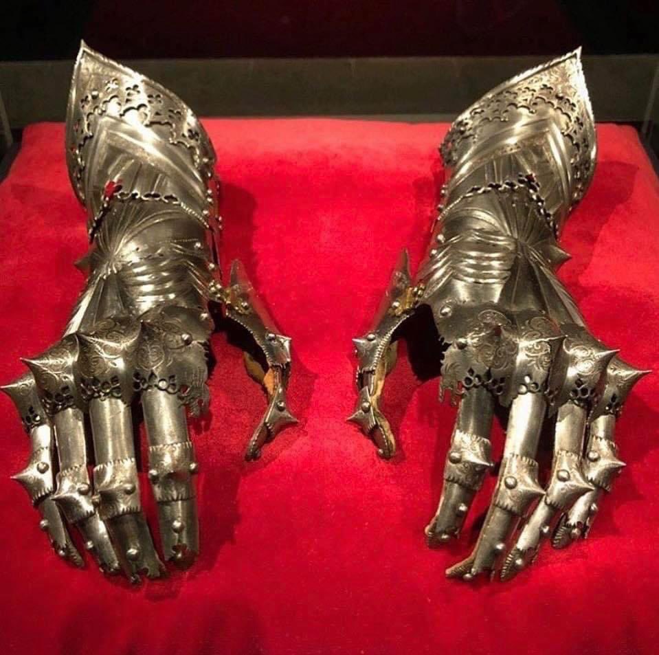 SameFr3quency's tweet photo. 1. Armored Gauntlets owned by the Holy Roman Emperor Maximilian I, from 1508 till his death in 1519

2. Ancient Persian Warrior Gloves 300 BC , Designed for battle these gloves offered both flexibility and a formidable defense. https://t.co/p884n7XHlk