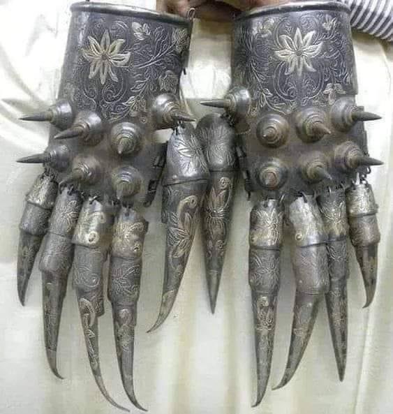SameFr3quency's tweet photo. 1. Armored Gauntlets owned by the Holy Roman Emperor Maximilian I, from 1508 till his death in 1519

2. Ancient Persian Warrior Gloves 300 BC , Designed for battle these gloves offered both flexibility and a formidable defense. https://t.co/p884n7XHlk