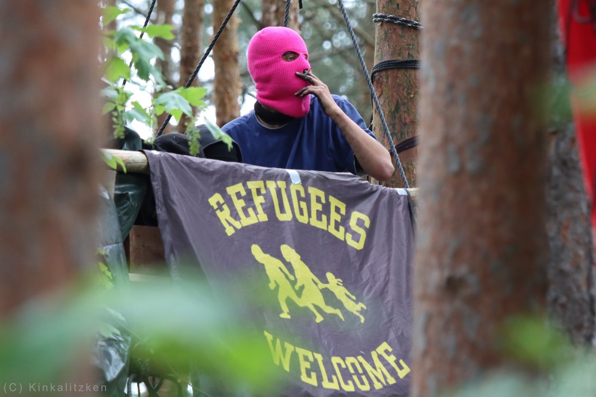 kinkalitzken's tweet photo. Die queer-feministische Besetzung der #Wuhlheide hielt sich über 24 Stunden und brach damit die #Berlin|er Linie. Rund 300 Menschen gingen auf die Straße und viele davon in den Wald, um @wuhlheidebleibt zu unterstützen. #WuhliBleibt #b1405 

Mehr Bilder: https://t.co/IQtUN8HEQu https://t.co/ywCKAzK3YQ