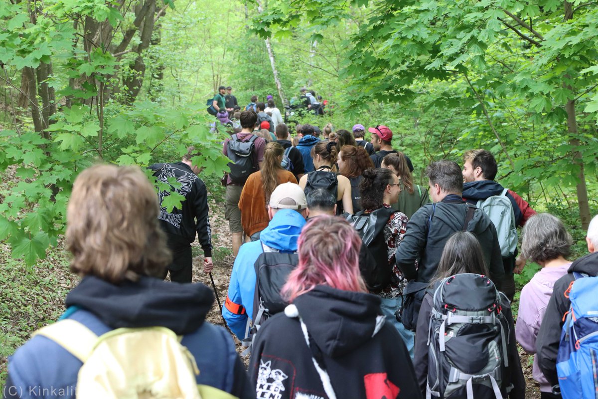 Die queer-feministische Besetzung der #Wuhlheide hielt sich über 24 Stunden und brach damit die #Berlin|er Linie. Rund 300 Menschen gingen auf die Straße und viele davon in den Wald, um <a href="/wuhlheidebleibt/">wuhli</a> zu unterstützen. #WuhliBleibt #b1405 

Mehr Bilder: flickr.com/photos/1923430…