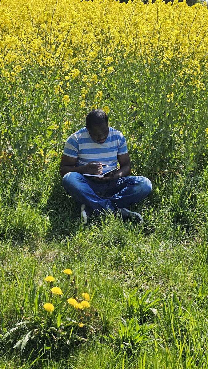 Regiblack4's tweet photo. Caught in my hidden space
#summerfeels #summer #newsongloading #regiblack #afrobeat #trending #Denmark #NaturePhotography #Flowers
#onemanpoisonisanothermangold https://t.co/Z7jewX8Krh