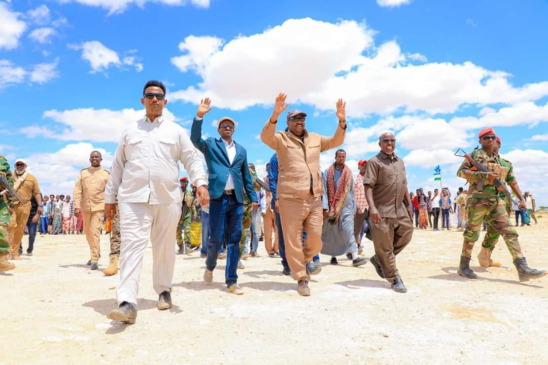 Plstatehouse's tweet photo. Madaxweynaha  Puntland @HESaidADeni, ayaa booqasho ku tegay deegaanka #Heema ee degmada #Gaalkacyo. 

Madaxweynaha iyo wafdigiisa ayaa waxa si wayn usoo dhaweeyey dadwaynaha deegaanka waxaana uu kulamo la qaatay Culimaa’udiinka deegaanka Heema, maamulka deegaanka  &amp; Waxgaradka. https://t.co/FBsQxB4glX