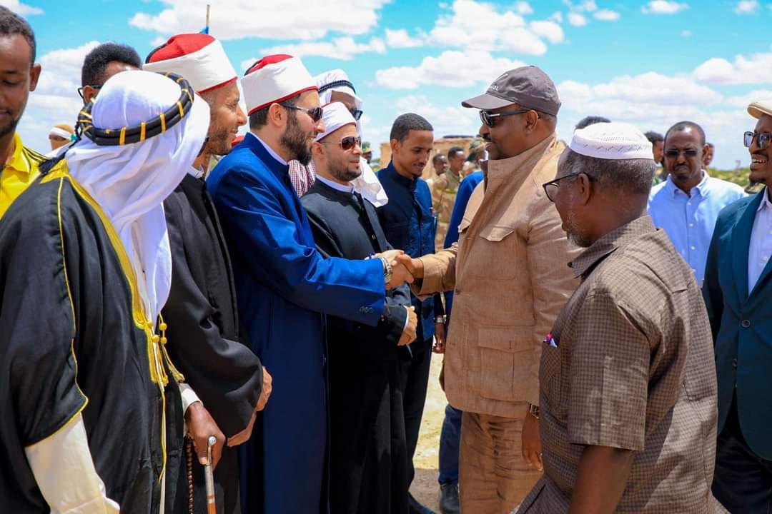 Plstatehouse's tweet photo. Madaxweynaha  Puntland @HESaidADeni, ayaa booqasho ku tegay deegaanka #Heema ee degmada #Gaalkacyo. 

Madaxweynaha iyo wafdigiisa ayaa waxa si wayn usoo dhaweeyey dadwaynaha deegaanka waxaana uu kulamo la qaatay Culimaa’udiinka deegaanka Heema, maamulka deegaanka  &amp; Waxgaradka. https://t.co/FBsQxB4glX