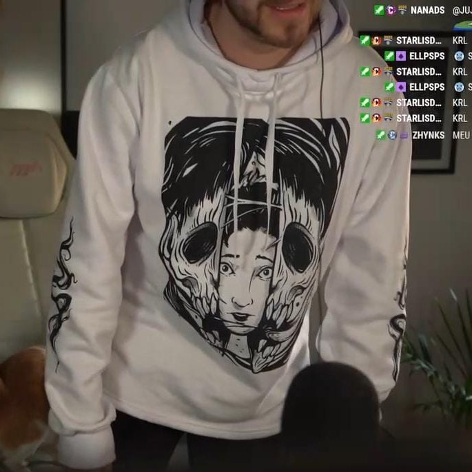 realitasnews's tweet image. E TEM NOVIDADE AÍ! 🖤

No começo da live de hoje, o Cellbit anunciou uma nova COLEÇÃO DE ROUPAS em parceria com a Lolja, baseada na Graphic Novel de Iniciação.

No primeiro sneak peak, foi mostrado o moletom da Degolificada. A coleção completa irá sair ainda essa semana!