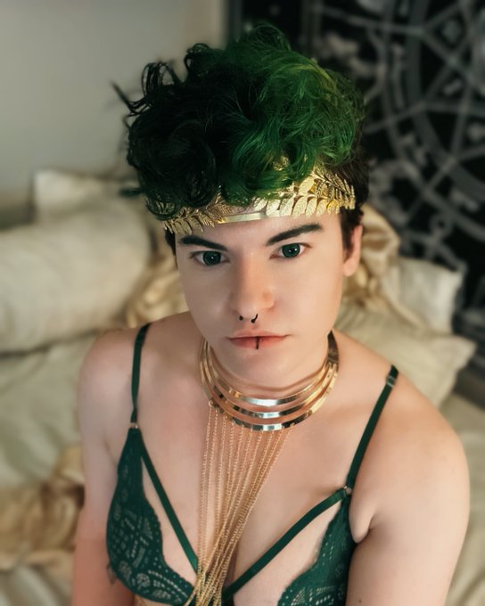 I got a new outfit for my latest pics and I love how they look https://t.co/XtasRjmUMX