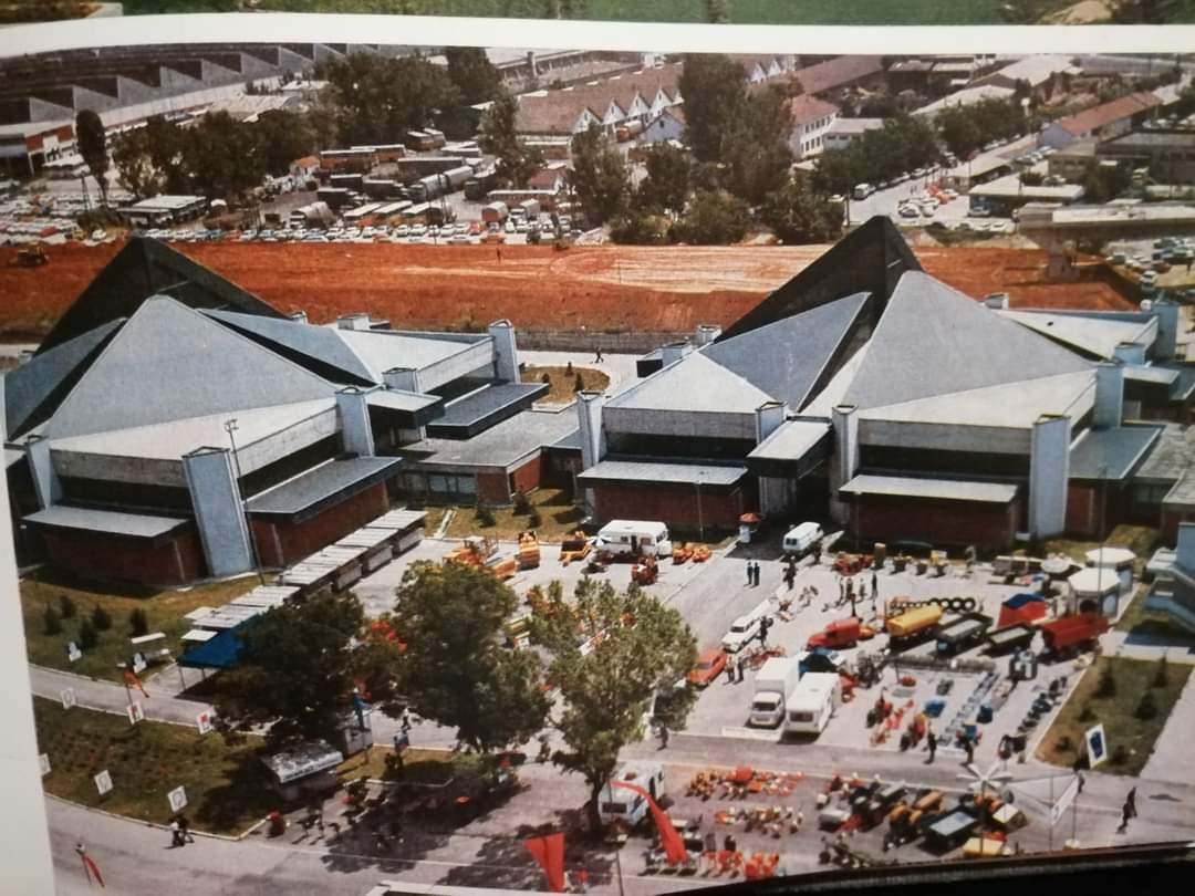 Еее, каков објект дозволивме да се продаде речиси за џабе за да се сруши со цел да се изгради простор за продавници кои и претходно ги имаше на друго место во Скопје.