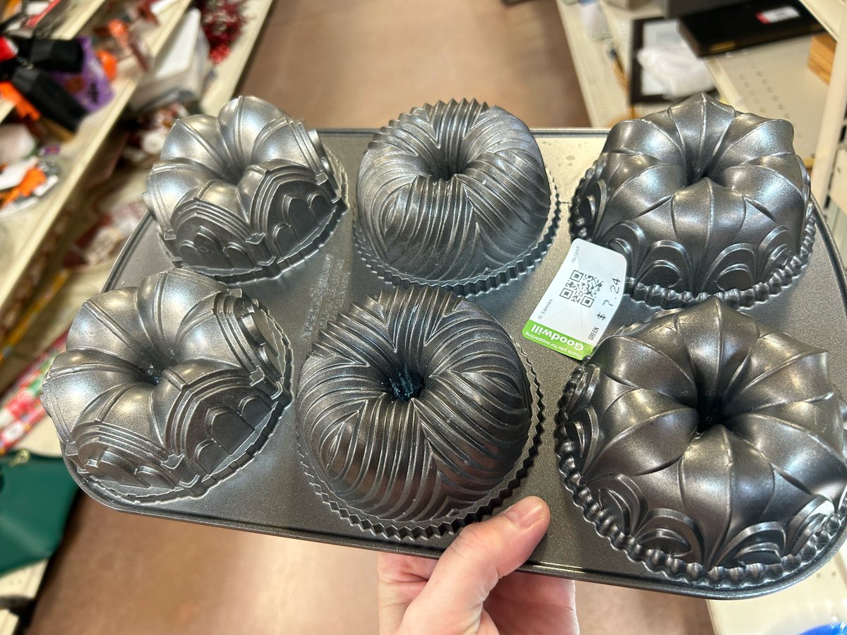 Holy moly found a legit nordicware mini Bundt pan at the thrift store. They are like $40 new and I got it for $7 which still feels steep but I’m sure as shit bringing it home! 🥰 DOPAMINE