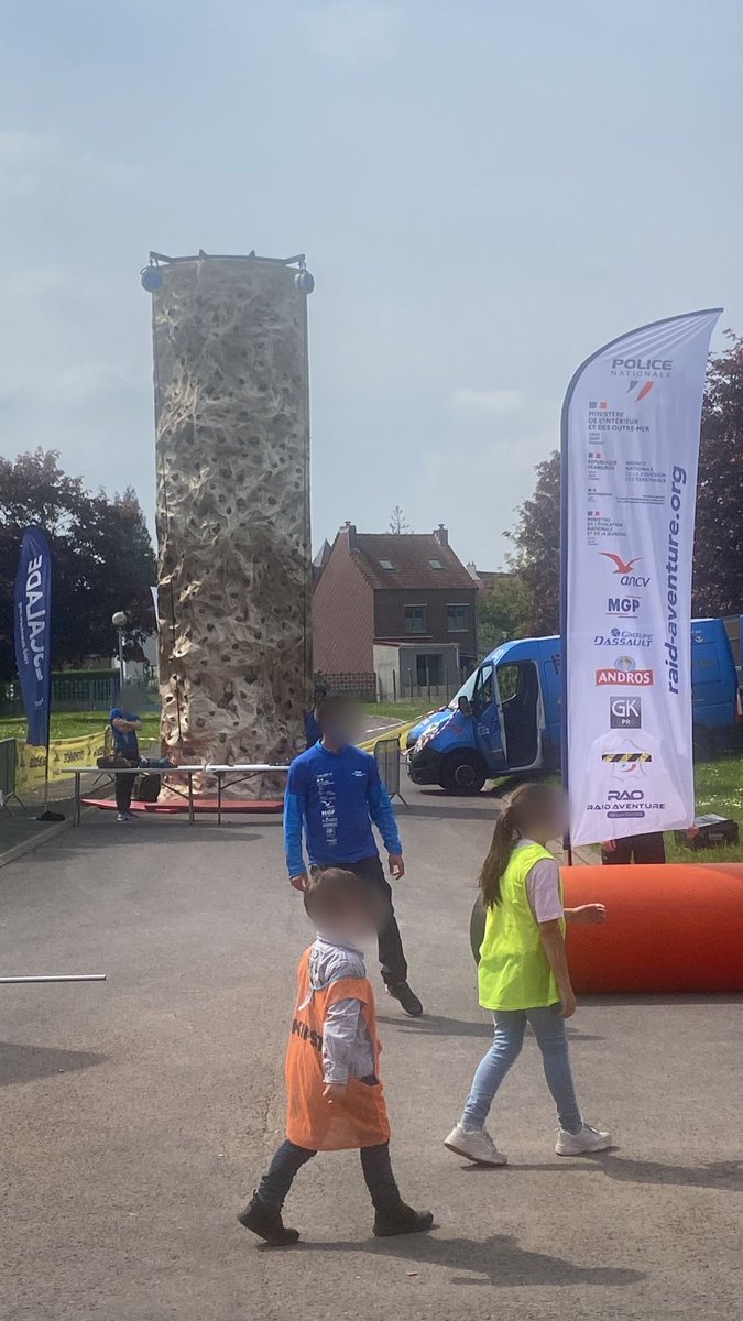 RaidAventureRAO's tweet photo. Fin de notre tournée aujourd'hui dans le #PasDeCalais avec une dernière étape à #Beuvry. Une nouvelle fois les #pompiers du @SDIS62 étaient encore présents à nos côtés pour la 5ème journée consécutive ! Un grand merci à eux ! https://t.co/SRxeF48Ne6