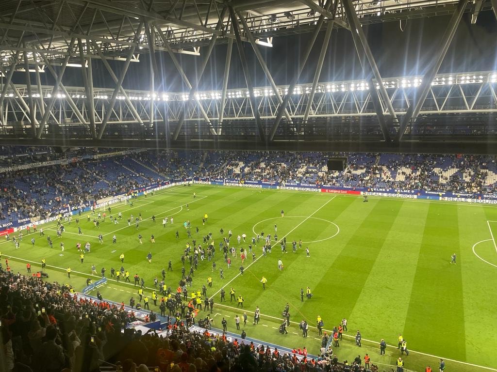 carrusel's tweet image. ‼️❌ SALTAN RADICALES DEL ESPANYOL y los jugadores del BARÇA tienen que refugiarse EN EL VESTUARIO

💥 Van con barras, sillas, porras y otros objetos, encapuchados, intentando entrar en vestuarios