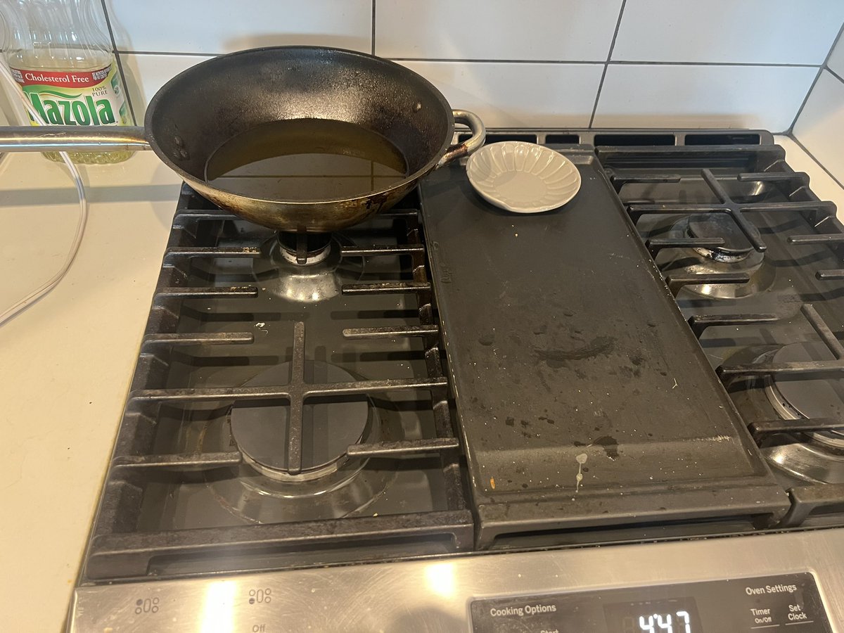 OnyeOkafor89's tweet photo. @AirbnbHelp help me understand why I can’t cancel this reservation. There is is a pot of oil and I haven’t cooked once . https://t.co/WGrqY09427
