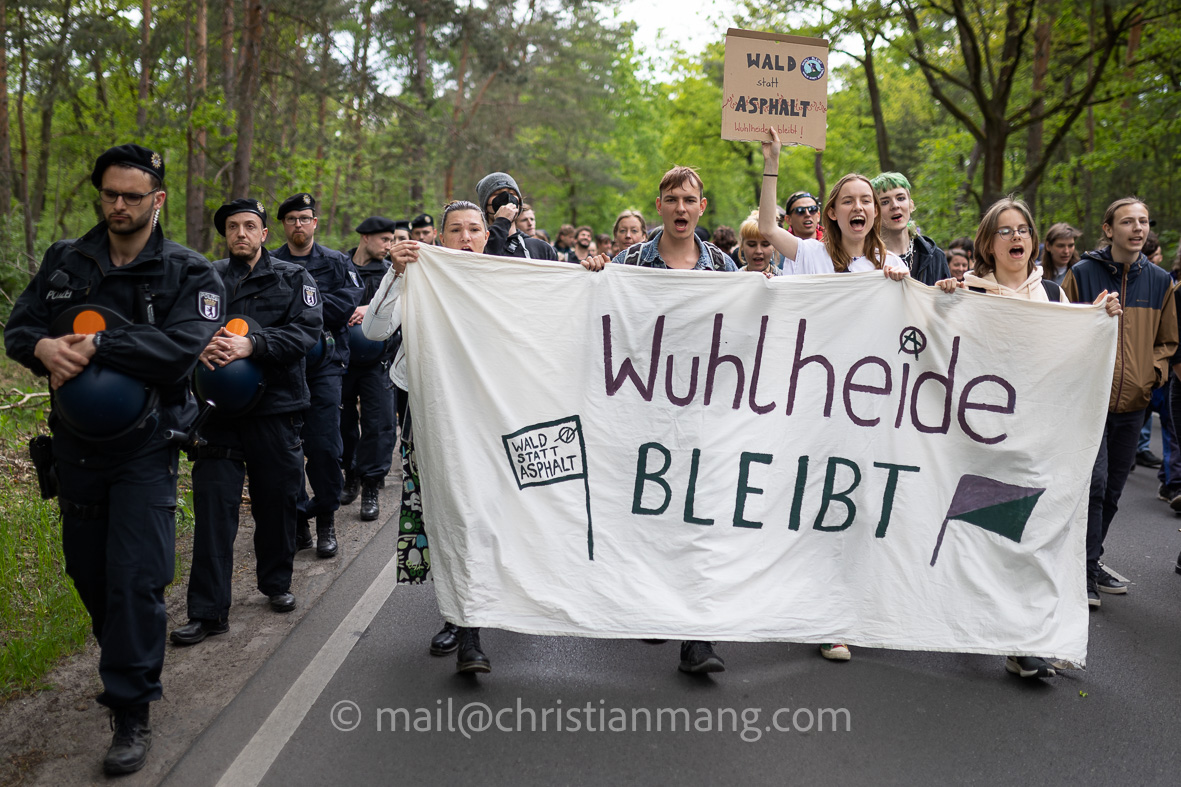 chr_mang's tweet photo. Baumbesetzungen in der #Wuhlheide aus Protest gegen geplante #TangentialeVerbindungOst. #Wuhlibleibt #WuhlheideBleibt #Berlin #b1405 

https://t.co/2MY3QqaDe7 https://t.co/VrfZfGcWNA