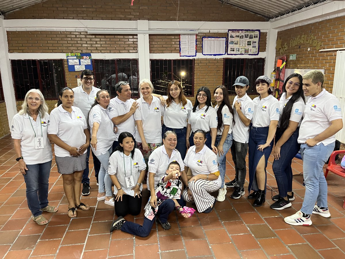 We are done with the #BanquilloAmigable training! In #Bucaramanga Que alegría! The most amazing team with so much #empatía #energía #cariño #compromiso #AprendemosJuntos #empoderamiento @friendshipbench #Colombia