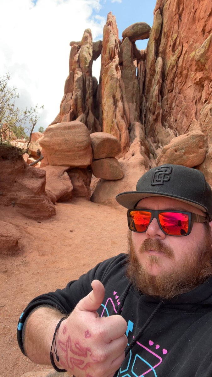 aggro_whispers's tweet photo. Sup nerds. Went to touch grass today. 10/10 recommend. #gardenofthegods https://t.co/tJCwjT00ZB