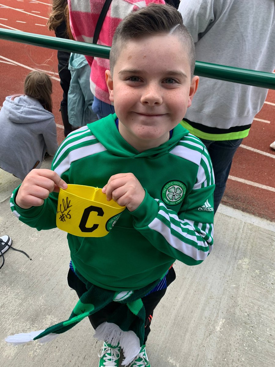 Another good day watching @CelticFCWomen win 2-1 in Edinburgh against @HibernianWomen. The wee man said he was going to chance it and ask @kellyclark_94 for her armband. He was delighted when she handed it over and signed it.💚