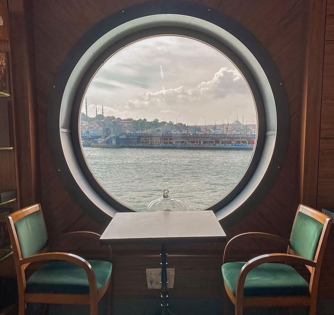 neredenevarrrr's tweet photo. Karaköy, İstanbul kitapçısı. https://t.co/OxihMAUuF4