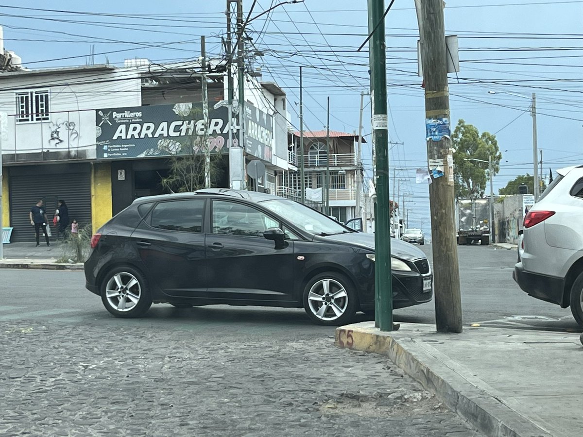 FlyAlberto's tweet image. Cuando es más importante ir a comprar papas fritas que dejar transitar a los demás