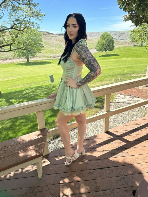 Happy Mothers Day from your resident milf 💐 https://t.co/0azZnROn2R