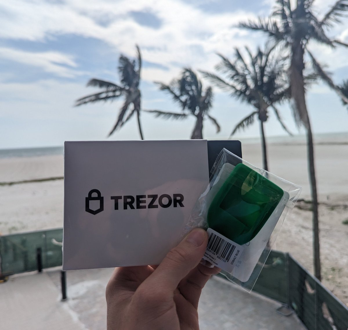 🚨 FREE TREZOR GIVEAWAY 🚨

I have a factory sealed Trezor with a protective case to give away to one of my amazing followers to help them protect their #Crypto 🙌

How to win:
- Retweet
- Tag 2 friends in the comments

Random winner announced on 5/17‼️