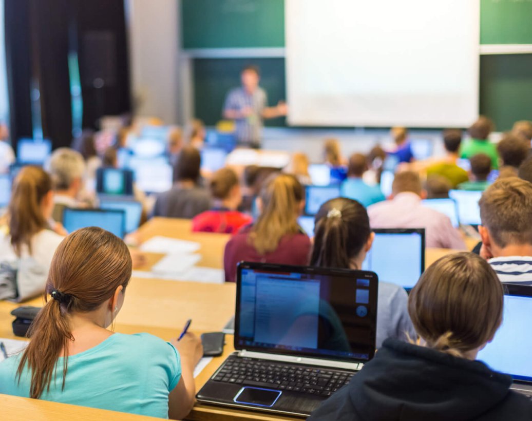 [appel à manifestation d’intérêt] Ça vous dirait qu'on organise une visio ouverte à toutes et tous intitulée "IA générative : comment les profs utilisent déjà ChatGPT, Midjourney &amp; Co ?"
<a href="/j0annamarques/">Joanna Marques</a> et <a href="/yannhoury/">Yann</a> déjà partants pour témoigner.