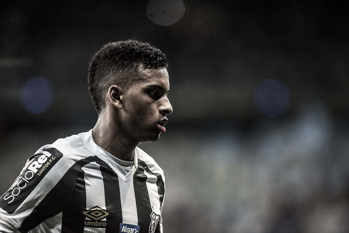 rodrygomilgrauu's tweet photo. Brasileirão 2018 - "Santos vai cair" 
Rodrygo Goes 

Brasileirão 2021 - "Santos vai cair" 
Marcos Leonardo 

Brasileirão 2022 - "Santos vai cair" 
Marcos Leonardo e Ângelo   

Brasileirão 2023 - "Santos vai cair"
Marcos, Ângelo e Deivid

Sempre vai existir os Meninos da Vila. https://t.co/tgtaISQeAm