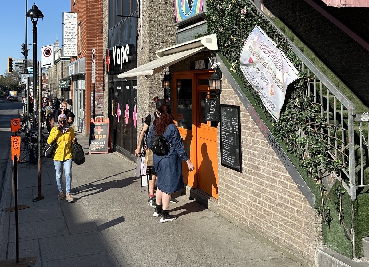 tjhfx's tweet image. Just 4&apos;x10&apos; (40sf) for this coffee shop under a staircase. #HumanScale