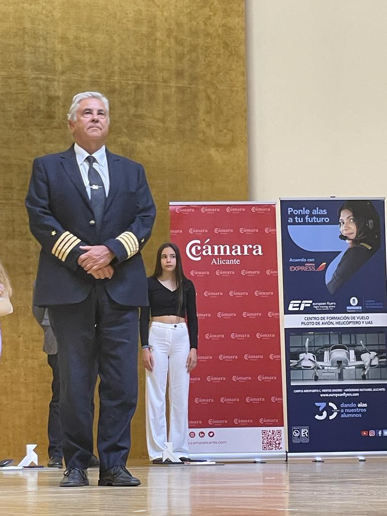 Agradecidos por patrocinas Los Relatos Breves Juveniles de la provincia de Alicante, porque escribir, como volar... nos hace libres.  ✈️