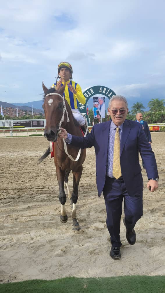 Fotos 📸 | "Futuro" (4) triunfó en el III Clásico "Juan Arias" 🏆, con la monta de R. Capriles y entrenamiento de J. C. García M. 

👉 En el segundo lugar llegó "Amelazado" (6). 

#Hipismo