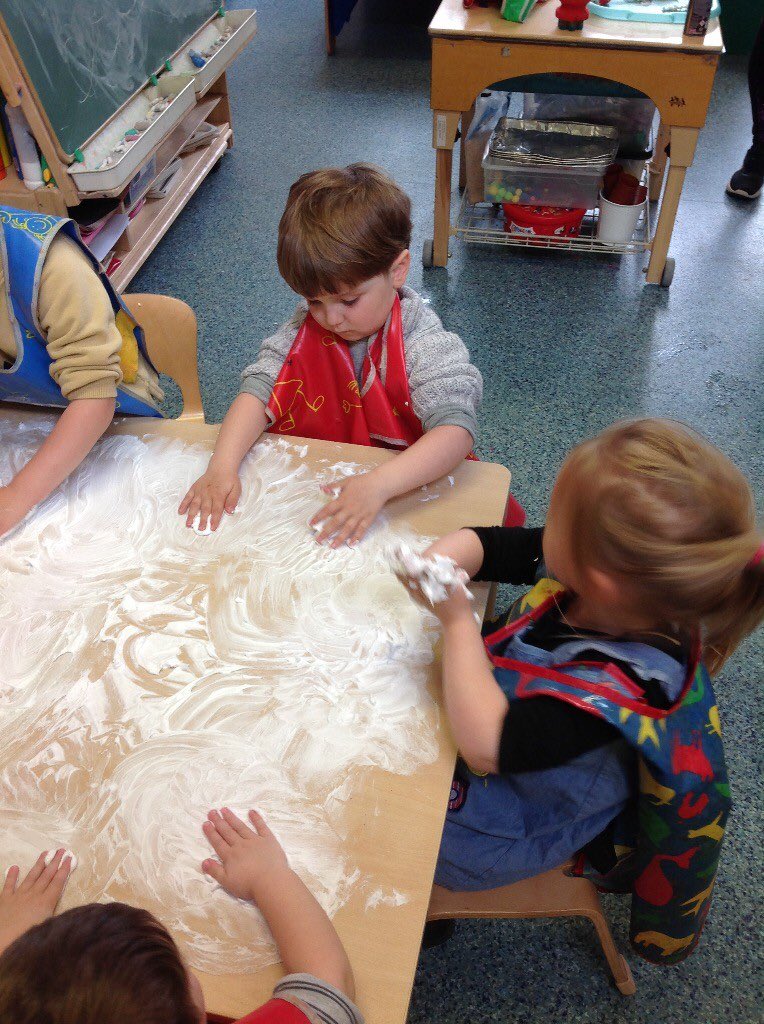 We love learning through messy play activites! The children were deeply engaged in making marks with different tools including our hands! 🤓