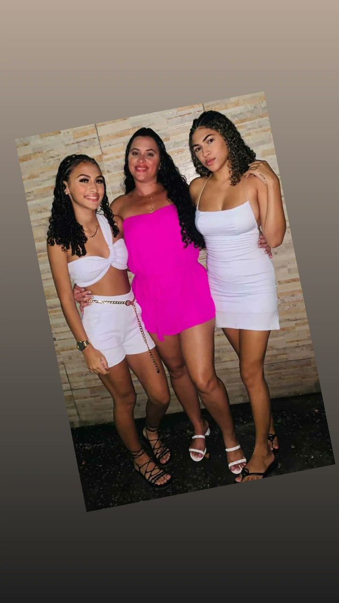 Assislh1's tweet photo. O melhor presente da vida é ser mãe de vocês, obrigado por serem as filhas que são, obrigado por serem minhas melhores amigas, amo vocês! @clara_assis1  @assisliza19 https://t.co/puL09cA1NA