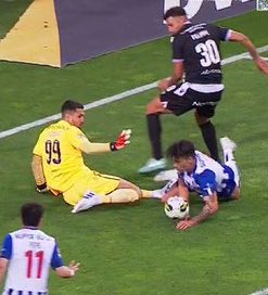 Depois de ontem vermos Paulinho a guarda redes, hoje foi a vez Uribe. A Liga Portuguesa é um local único