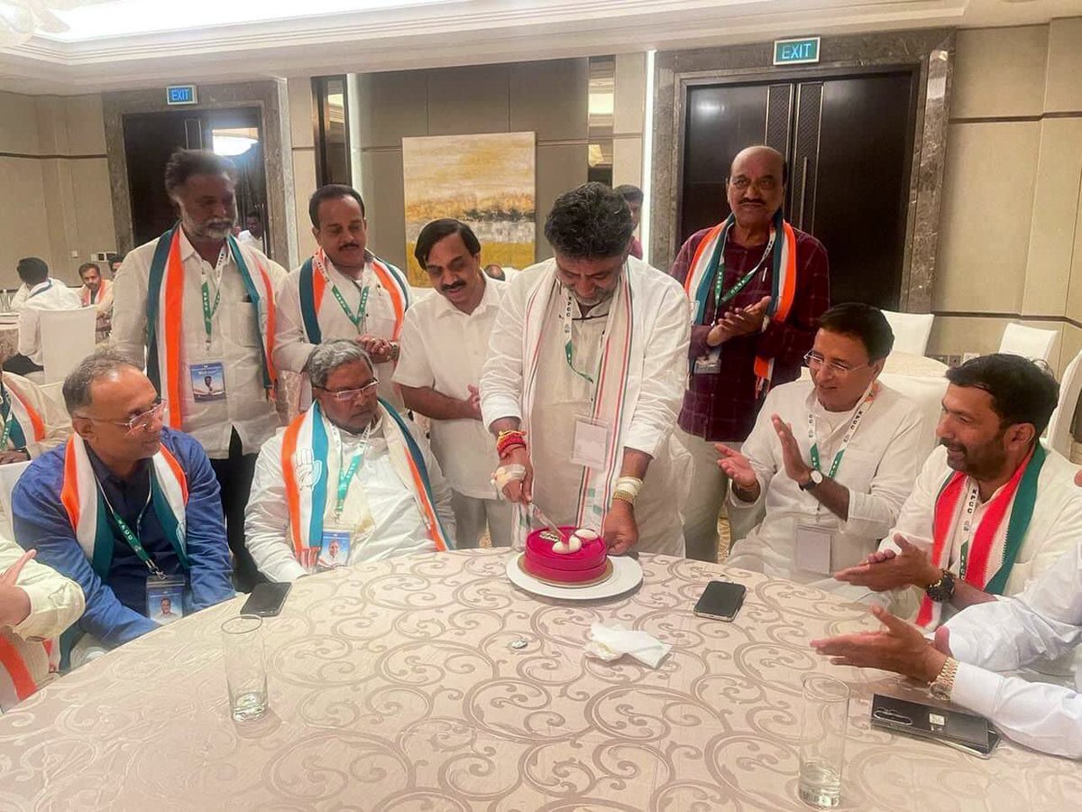 SaleemAhmadINC's tweet photo. ಬೆಂಗಳೂರಿನ ಖಾಸಗಿ ಹೋಟೆಲ್ ನಲ್ಲಿ ಇಂದು ಮಧ್ಯರಾತ್ರಿ ಕೆಪಿಸಿಸಿ ಅಧ್ಯಕ್ಷರಾದ ಶ್ರೀ @DKShivakumar ಅವರು ತಮ್ಮ 62 ನೇ ಹುಟ್ಟುಹಬ್ಬವನ್ನು ಕೇಕ್ ಕತ್ತರಿಸುವ ಮೂಲಕ ಆಚರಿಸಿದರು. ಈ ಸಂದರ್ಭದಲ್ಲಿ ಮಾಜಿ  ಮುಖ್ಯಮಂತ್ರಿಗಳಾದ ಶ್ರೀ  @siddaramaiah ಅವರು ಕೇಕ್ ತಿನ್ನಿಸಿ, ಶುಭಾಶಯ ತಿಳಿಸಿದರು. https://t.co/cuNQQ5WpCQ