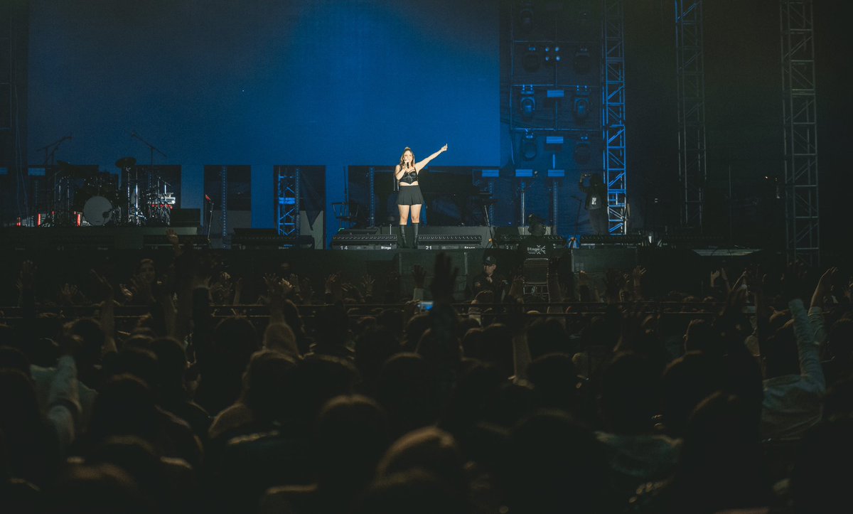 lamiateran's tweet photo. No tengo palabras para describir lo q sentí este viernes y sábado en ese escenario! Ese cariño q me dieron, sus aplausos son esa gasolina que necesito. Cantar es el lenguaje de mi alma! GRACIAS QUITO!  Que honor abrir a tremendo artista! @MelendiOficial Gracias @TOPSHOWSECUADOR https://t.co/r9ccqnH3LI