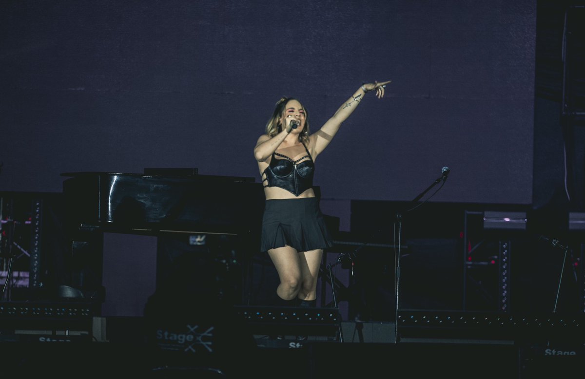lamiateran's tweet photo. No tengo palabras para describir lo q sentí este viernes y sábado en ese escenario! Ese cariño q me dieron, sus aplausos son esa gasolina que necesito. Cantar es el lenguaje de mi alma! GRACIAS QUITO!  Que honor abrir a tremendo artista! @MelendiOficial Gracias @TOPSHOWSECUADOR https://t.co/r9ccqnH3LI