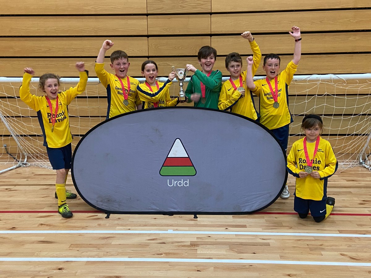 ⚽️🏴󠁧󠁢󠁷󠁬󠁳󠁿PENCAMPWYR CYMRU!!  ⚽️🏴󠁧󠁢󠁷󠁬󠁳󠁿Llongyfarchiadau MAWR i dîm pêl-droed 5 bob ochr yr ysgol am gipio'r tlws yn Ngŵyl yr Urdd dros y penwythnos.  Wel am ddiwrnod llawn cyffro a Talgarreg ar y map unwaith yn rhagor!  👏🌟⚽️🏴󠁧󠁢󠁷󠁬󠁳󠁿🤩
