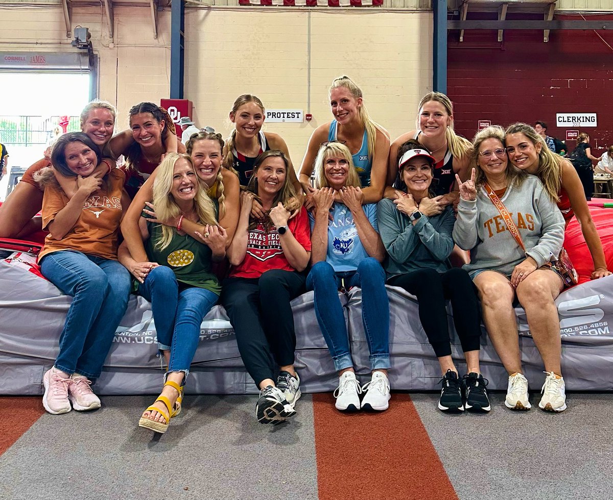 Moorea Long tweet media