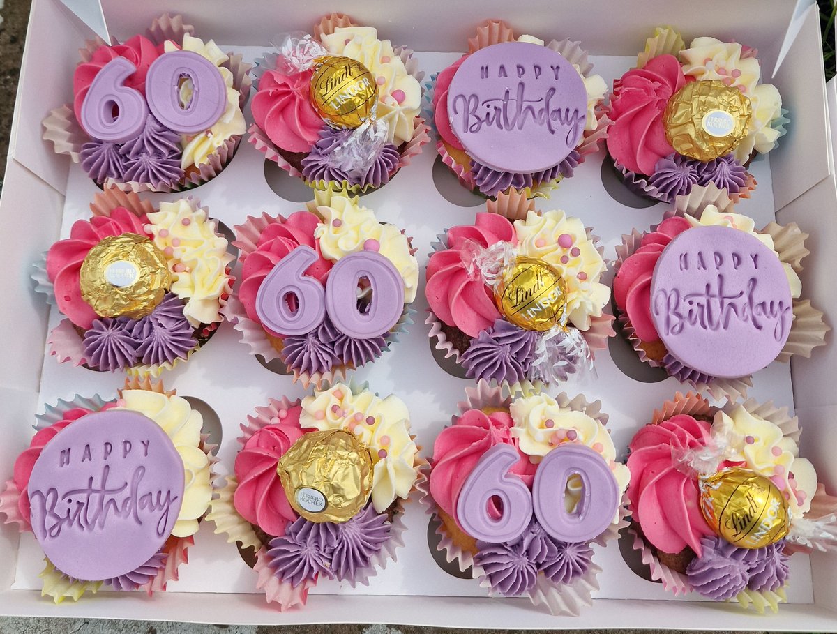 cupcakelinda05's tweet image. 40 cupcakes baked this morning, cake &amp;amp; cupcakes all iced &amp;amp; decorated this morning, all done with the headache from hell, windows open, fan on, as much fresh air as I could get, drinking water and consuming painkillers! It did go eventually. 

#cakelife