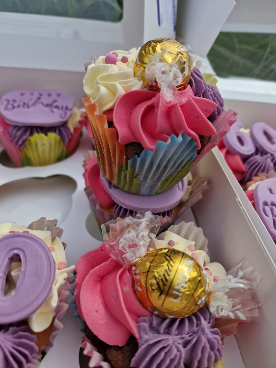 cupcakelinda05's tweet image. 40 cupcakes baked this morning, cake &amp;amp; cupcakes all iced &amp;amp; decorated this morning, all done with the headache from hell, windows open, fan on, as much fresh air as I could get, drinking water and consuming painkillers! It did go eventually. 

#cakelife